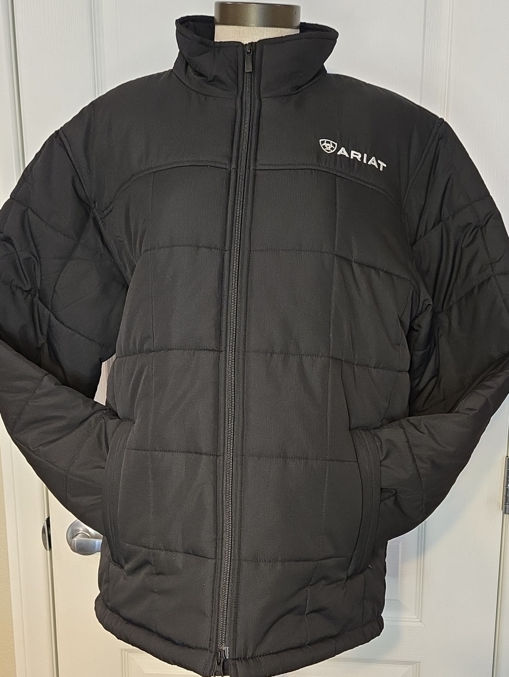 Ariat Men's Crius Insulated Jacket, Style# 10028355, Size M Color Black